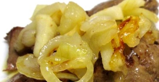 Печень с яблоками в мультиварке