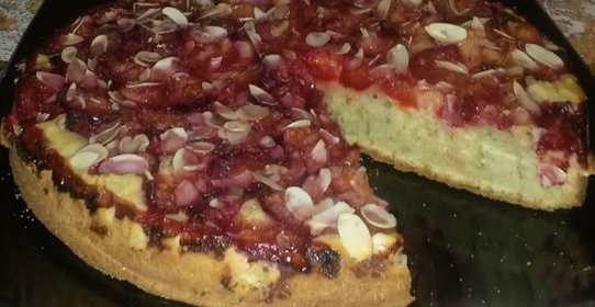 Пирог с алычой и миндальными лепестками