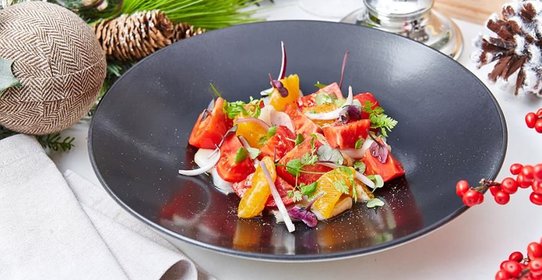 Салат с подкопченным палтусом, мандаринами, красным крымским луком и листьями кинзы