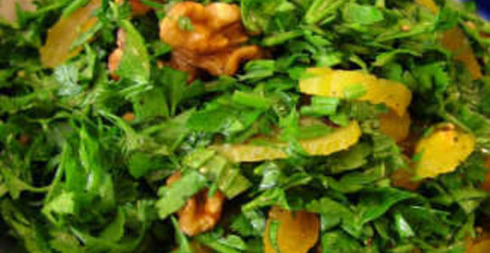 Салат из зелени с курагой и грецкими орехами