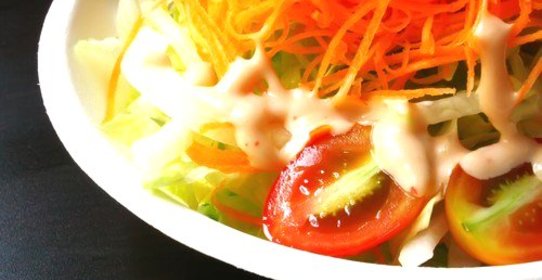 Салат из белой рыбы с луком-пореем и морковным соусом