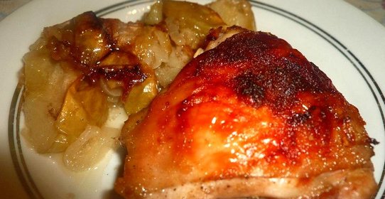 Куриные бедрышки с яблоками