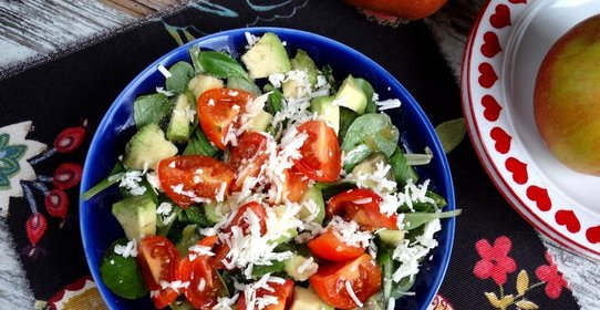 Салат с авокадо помидорами черри и сыром