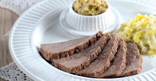 Отварная говядина с луком-пореем и яблочной горчицей