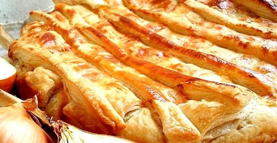 Луковый пирог из слоеного теста