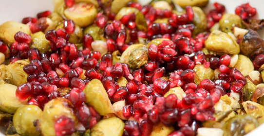 Брюссельская капуста с гранатом и кунжутом