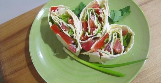 Рулет из лаваша с помидорами и сыром