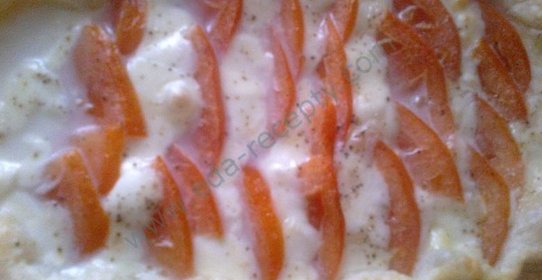 Сырный пирог с моцареллой и помидорами