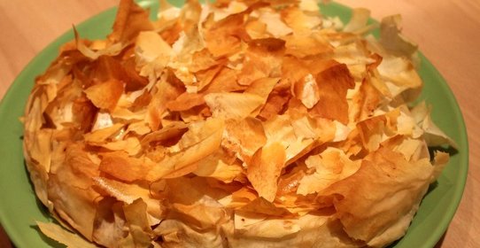 Рваный пирог из фило с персиками