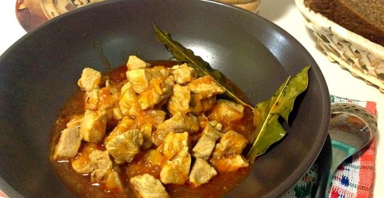 Гуляш из свинины с подливкой