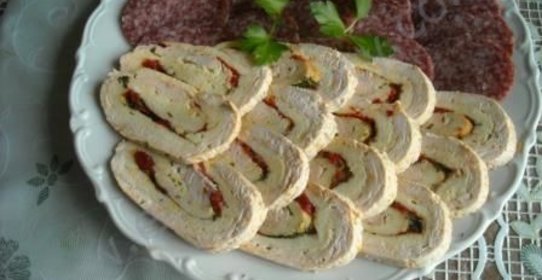 Рулет из куриного филе с омлетом