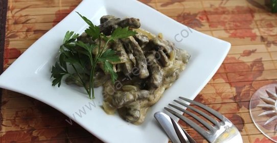 Бефстроганов из печени со сметаной