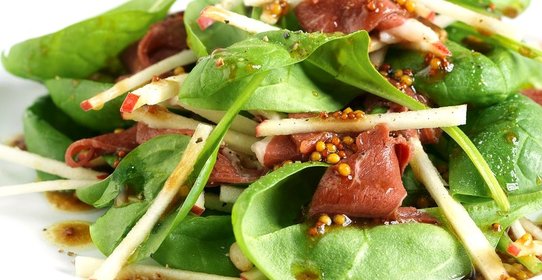 Салат с копченой утиной грудкой, шпинатом и яблоками