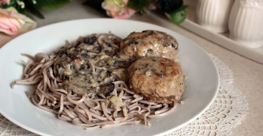 Мясные биточки в сливочно-грибном соусе с гречневой лапшой