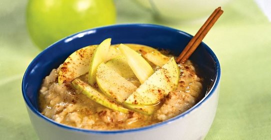 Овсяная каша с яблоками и корицей