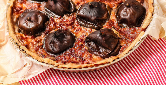 Открытый пирог с инжиром и беконом