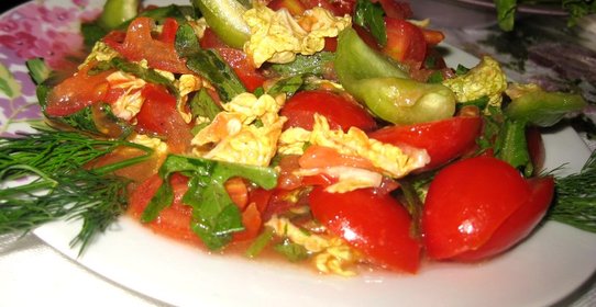 Легкий овощной салат с рукколой и пекинской капустой