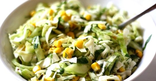 Салат с капустой, огурцами и кукурузой
