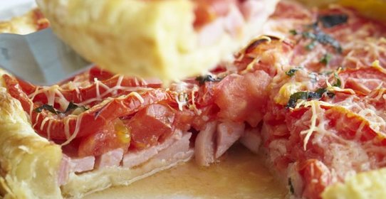 Пирог с ветчиной, помидорами и базиликом