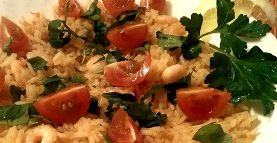 Жаренный рис с креветками и петрушкой