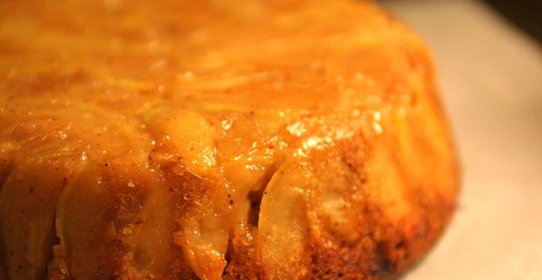 Шарлотка с замороженными яблоками