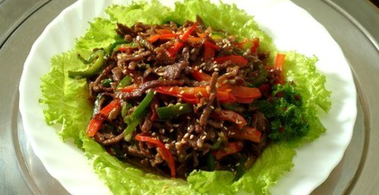 Салат из баранины с базиликом и кунжутом