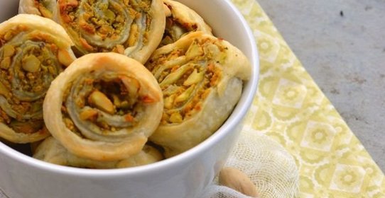 Слоеные рулетики с фисташками