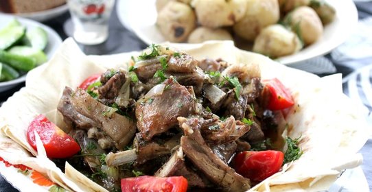 Бараньи ребрышки с луком и молодым картофелем