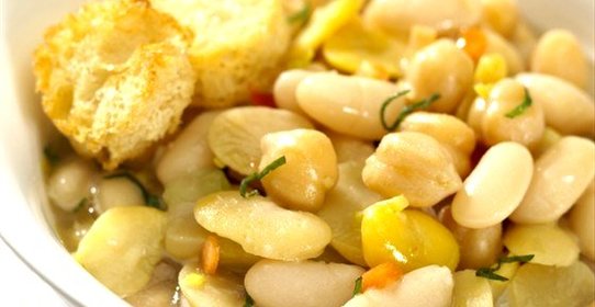Фасоль с маслом и луком
