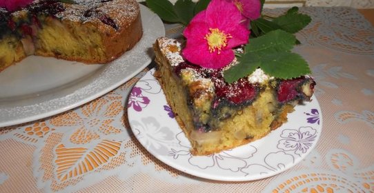 Шарлотка с яблоками, вишней и миндалем