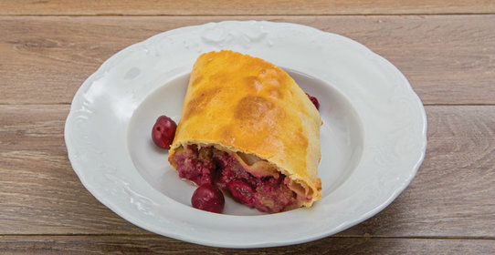 Штрудель с вишней и миндалем