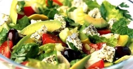 Греческий салат с брынзой и авокадо