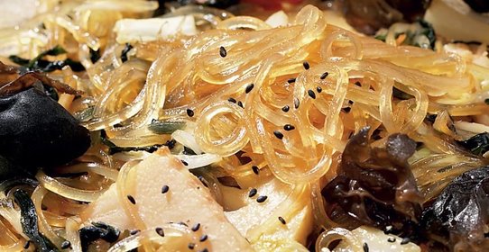 Гомоку харусаме - лапша харусаме, жаренная с крабовым мясом и гребешками