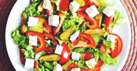 Яркий салат с помидорами и сербской брынзой