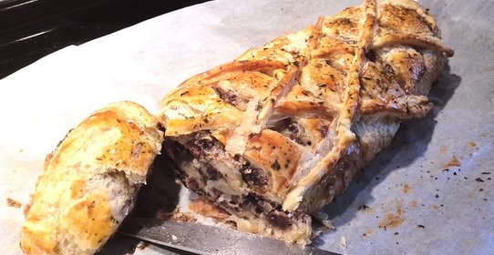 Мясной рулет с грибами в слоеном тесте