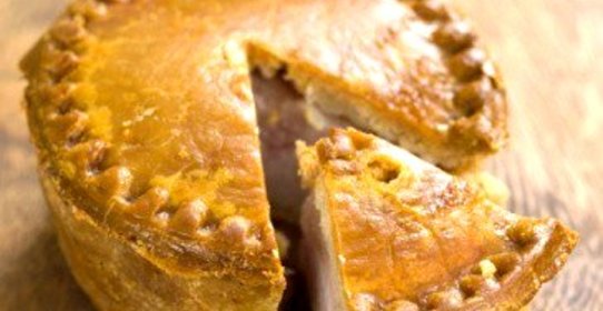 Слоеный пирог со свининой и кровяной колбасой