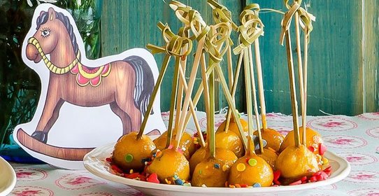 Яблочные шарики в карамели