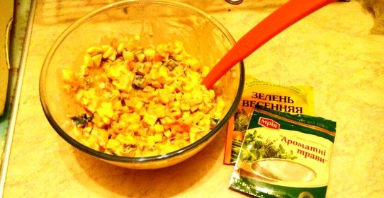 Хрустящий салат с колбасным сыром