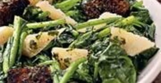 Теплый салат из шпината и пекорино с песто