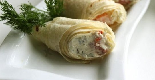 Рулетики с творожным сыром и креветками