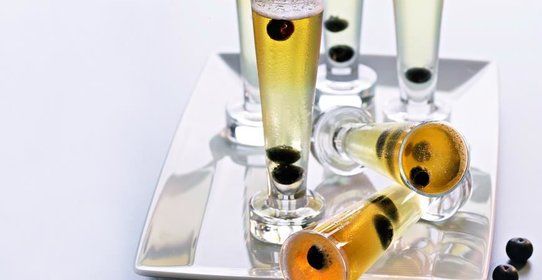 Желе из шампанского с голубикой