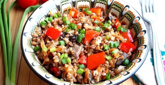 Гречка с грибами и овощами в духовке