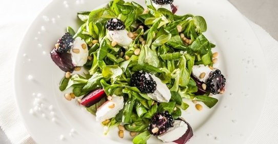 Салат со свеклой и козьим сыром