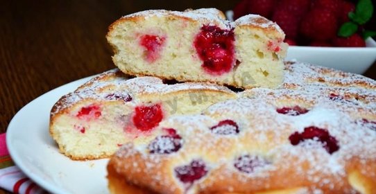 Бисквитный пирог с малиной