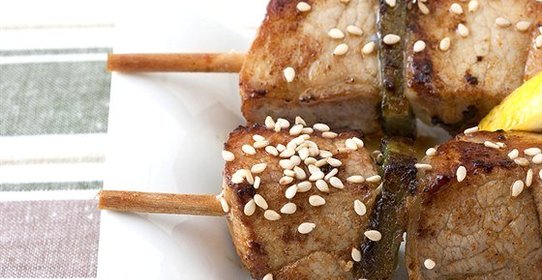 Куриные шашлыки с кунжутом, соевым соусом и лаймом