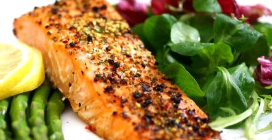 Лосось с орехами и луком