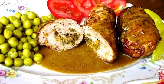 Свинина, фаршированная курагой и луком