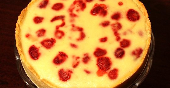 Пирог с клубникой и сметаной