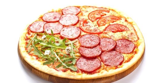 Пицца с колбасой и ветчиной