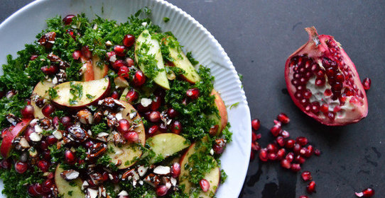 Салат с капустой кале, яблоком и гранатом